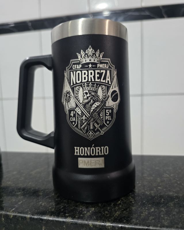 Caneca de chopp com brasão de turma
